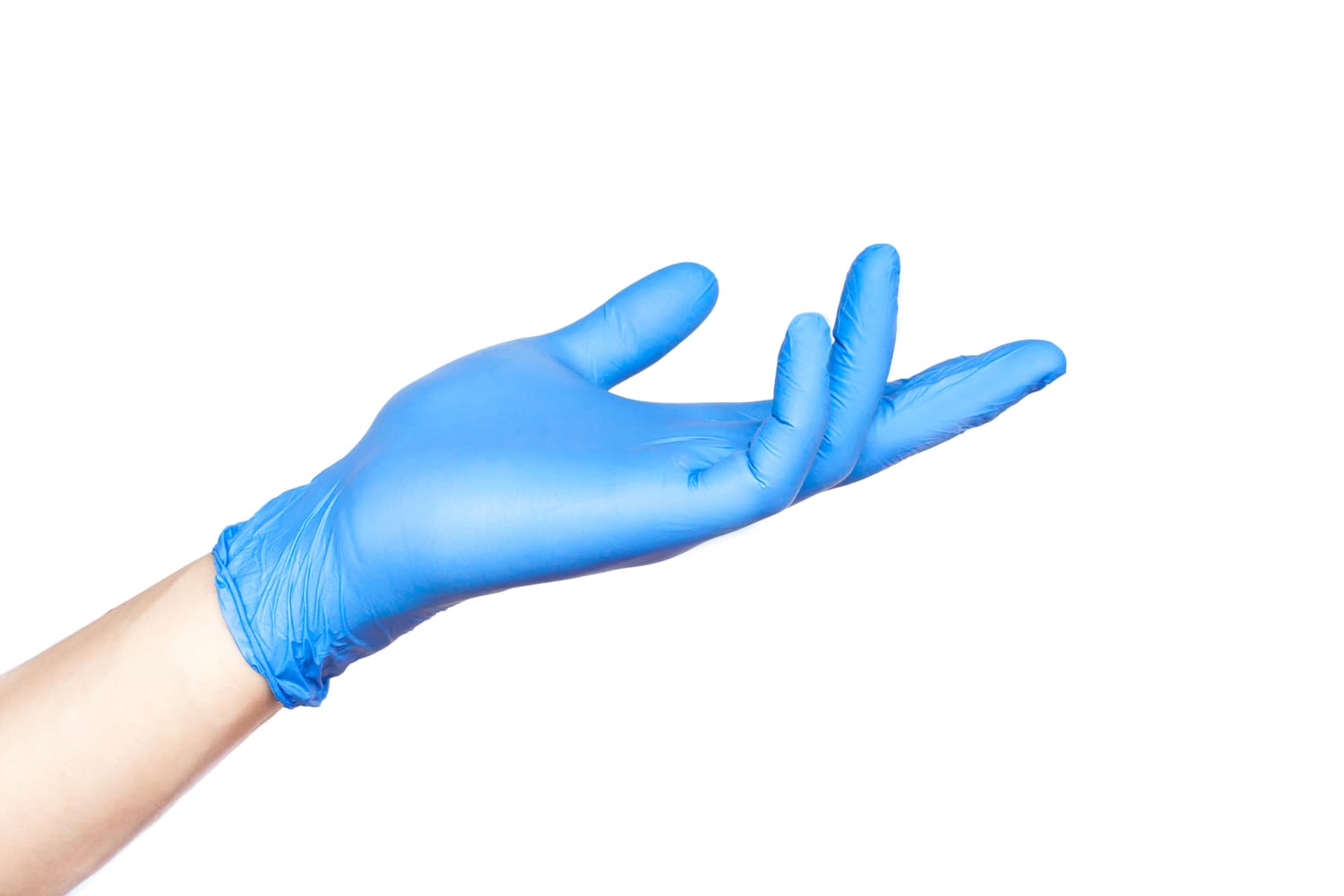 Hand in blauem Einmalhandschuh